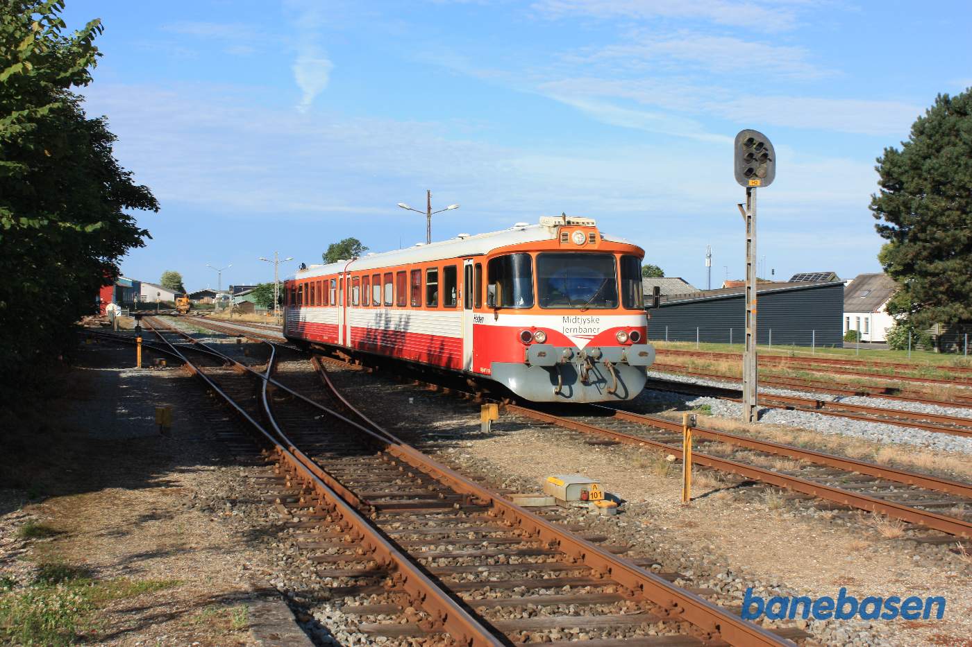 Y-toget Heden ankommer fra Vemb og kører ind på stationen