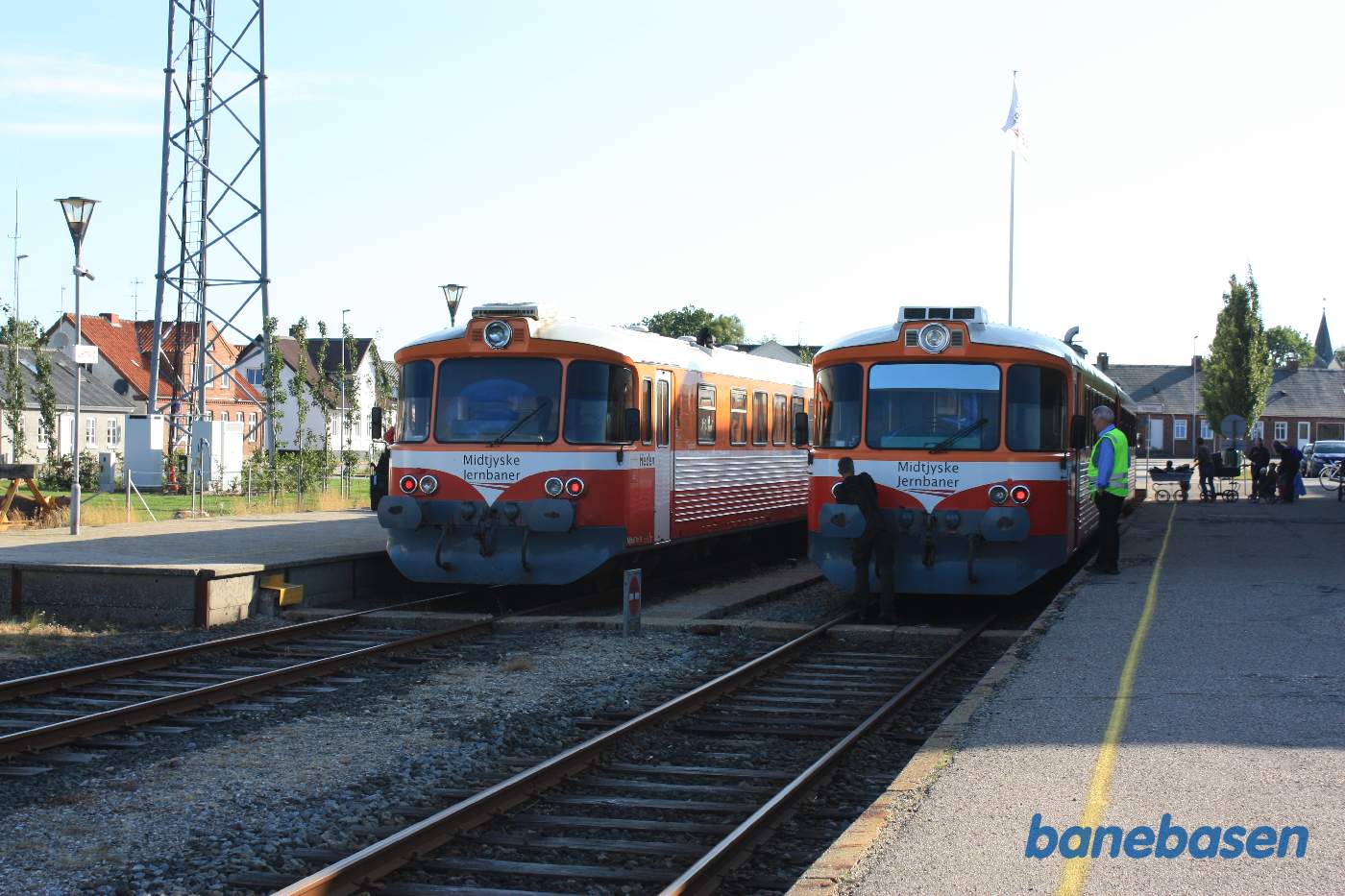 2 Y-tog holder ved perron. En håndværker fra værkstedet skifter pære i den ene frontlygte 2 Y-tog holder ved perron. En håndværker fra værkstedet skifter pære i den ene frontlygte