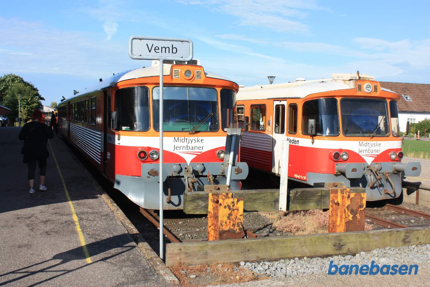 2 Y-tog holder ved perron 2 Y-tog holder ved perron