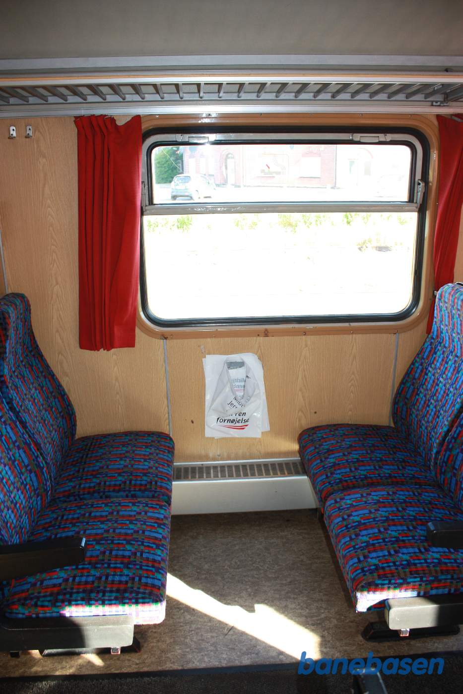 Billede inde i Y-toget, her 4 sæder og vindue Billede inde i Y-toget, her 4 sæder og vindue