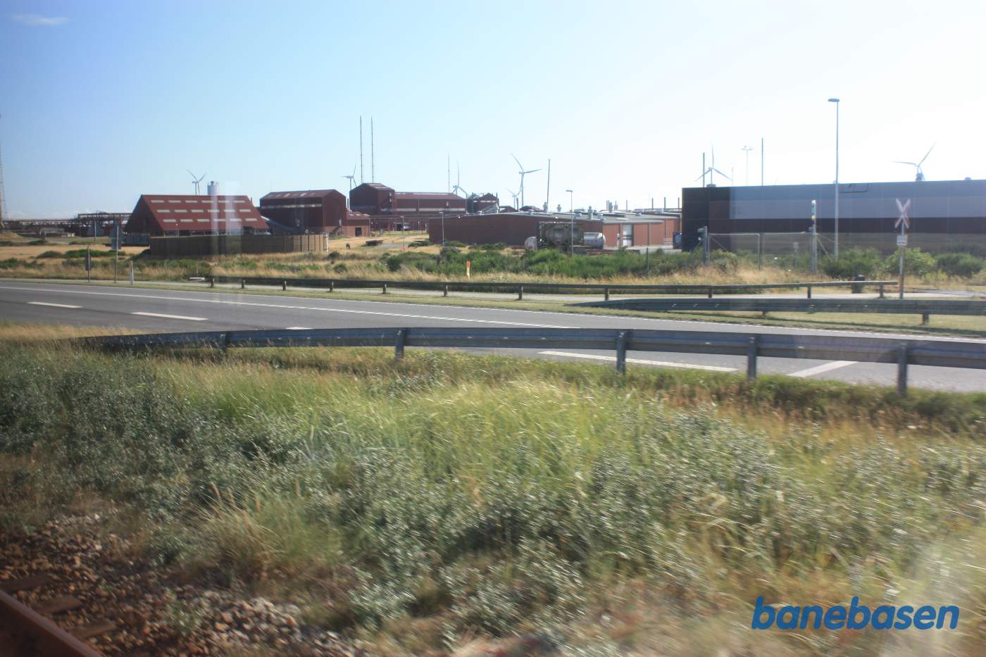 Fabrikssporet over vejen til Cheminova på den modsatte side, set ud af togvinduet Fabrikssporet over vejen til Cheminova på den modsatte side, set ud af togvinduet