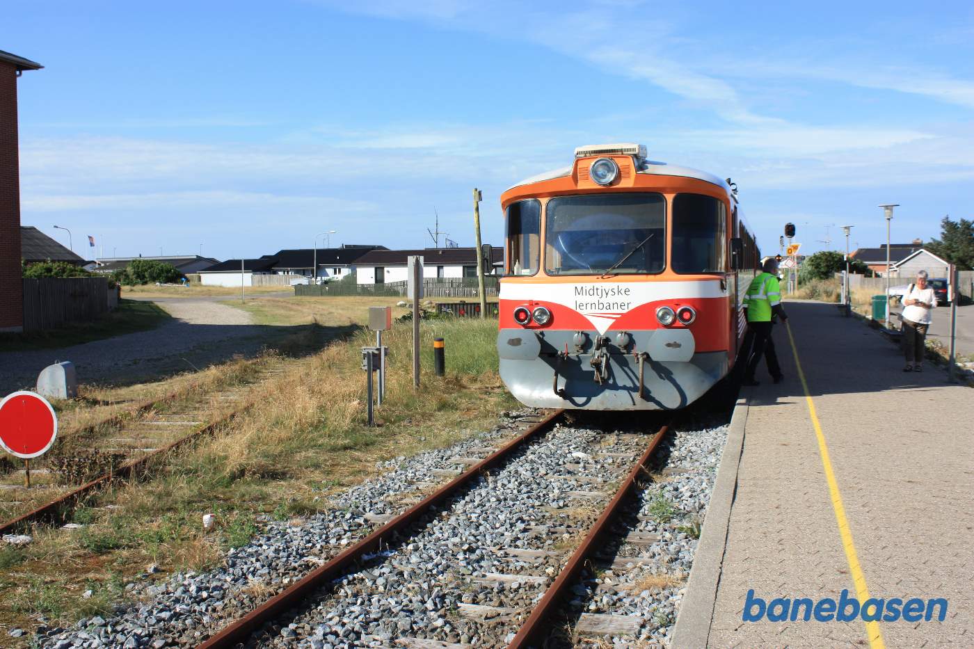 Y-toget holder ved perron og lokomotivføreren stiger ud Y-toget holder ved perron og lokomotivføreren stiger ud