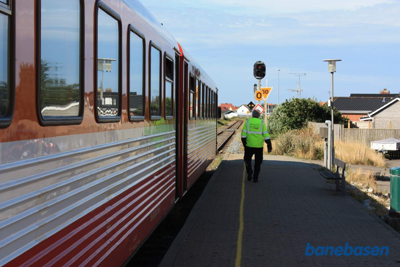 Y-toget holder ved perron og lokomotivføreren på vej op i den anden ende