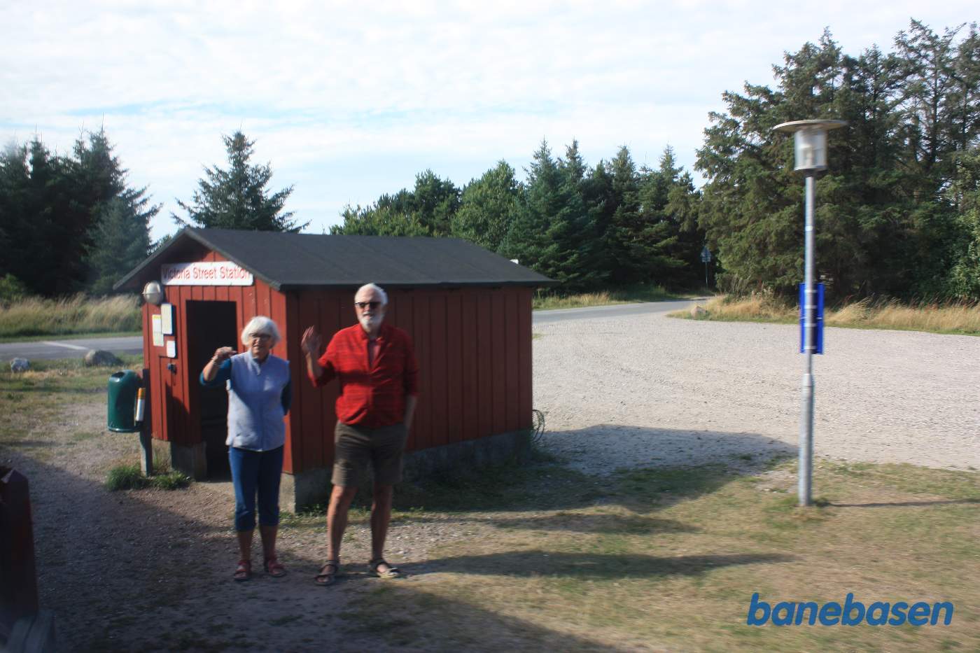 Victoria Street Station med ægtepar der vinker farvel, set ud af togvinduet