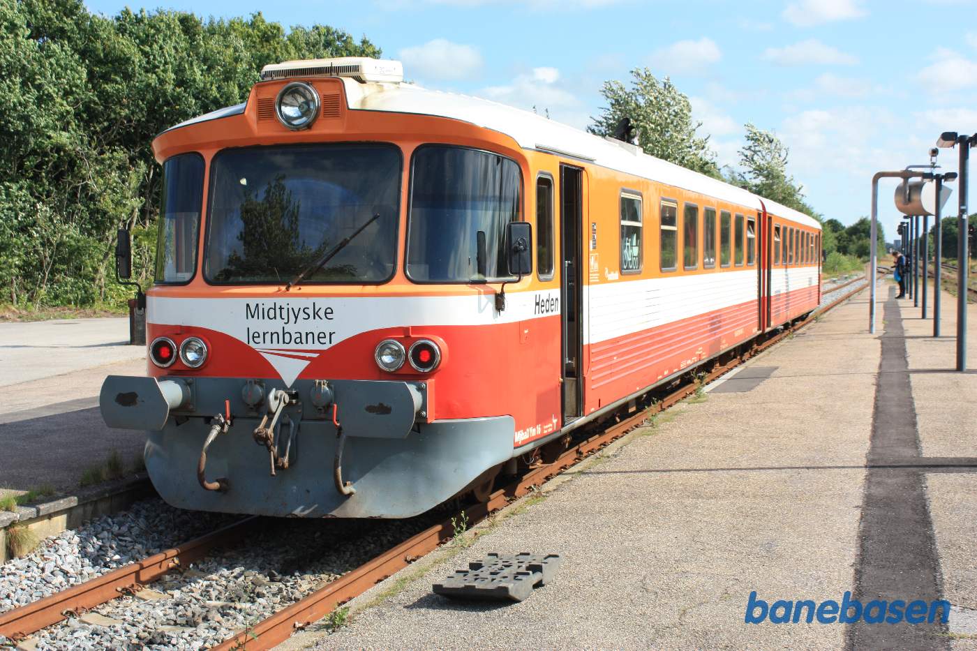 Y-toget Heden holder ved perron