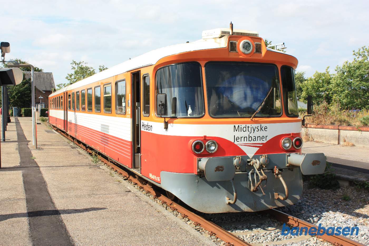 Y-toget Heden holder ved perron Y-toget Heden holder ved perron