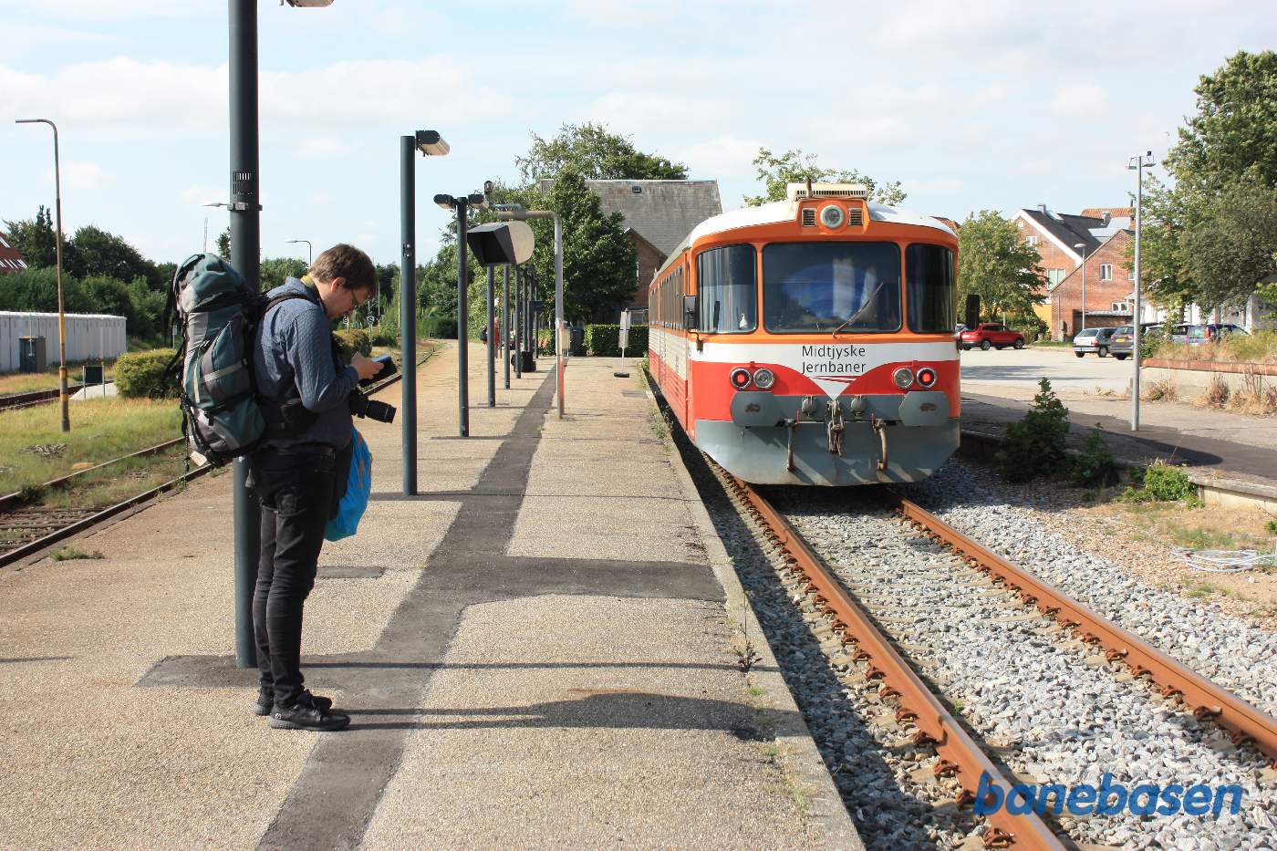 Y-toget Heden holder ved perron, turist kigger i sin telefon Y-toget Heden holder ved perron, turist kigger i sin telefon