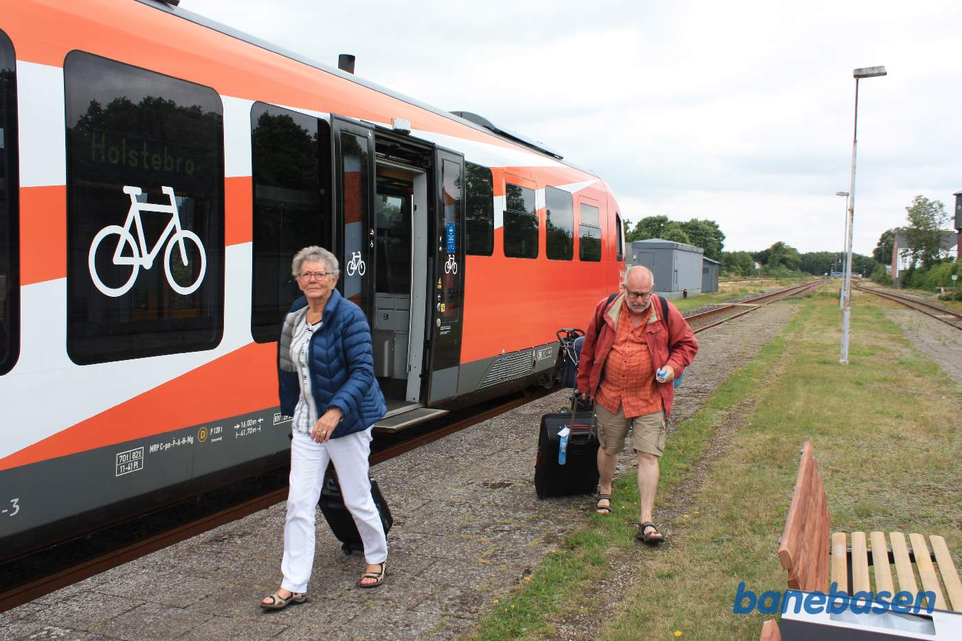 Toget er ankommet til Skjern og passagererne stiger ud på perronen