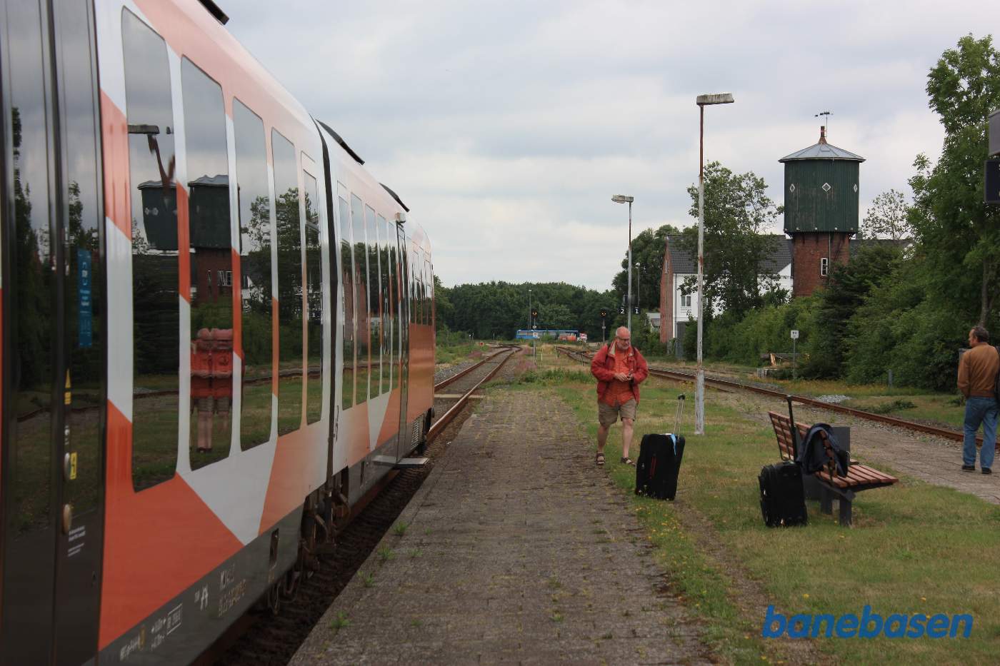 Et vue ud over perronen med toget til venstre og vandtårnet til højre