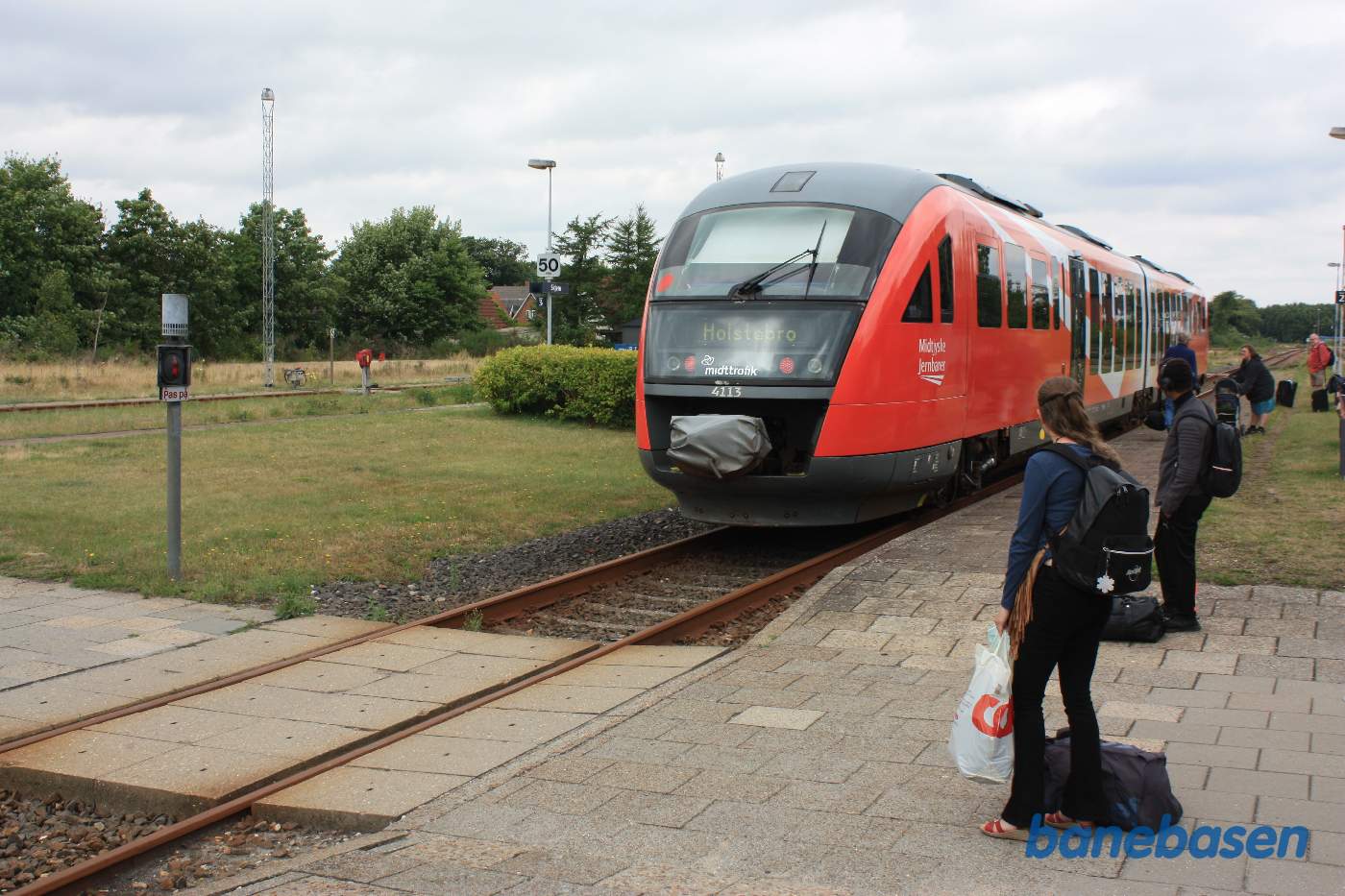 Tog til Holstebro holder klar, rejsende på perronen Tog til Holstebro holder klar, rejsende på perronen