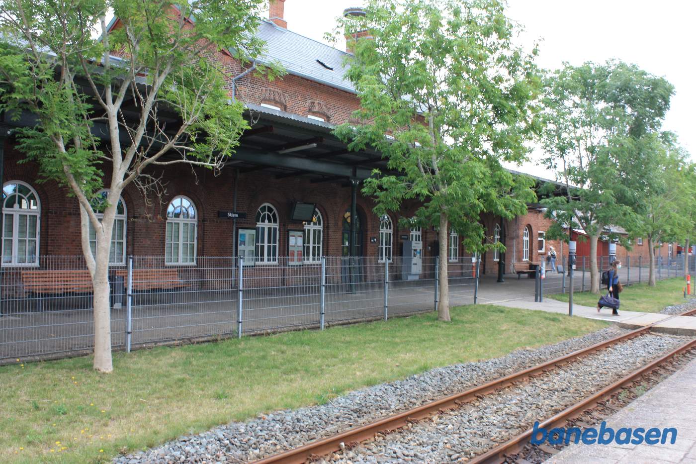 Stationsbygningen set fra perronen