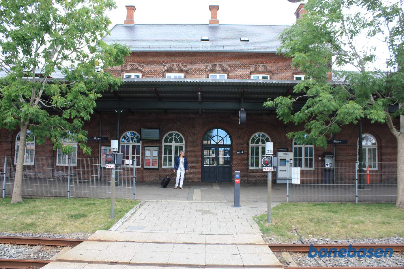 Stationsbygningen set fra perronen Stationsbygningen set fra perronen