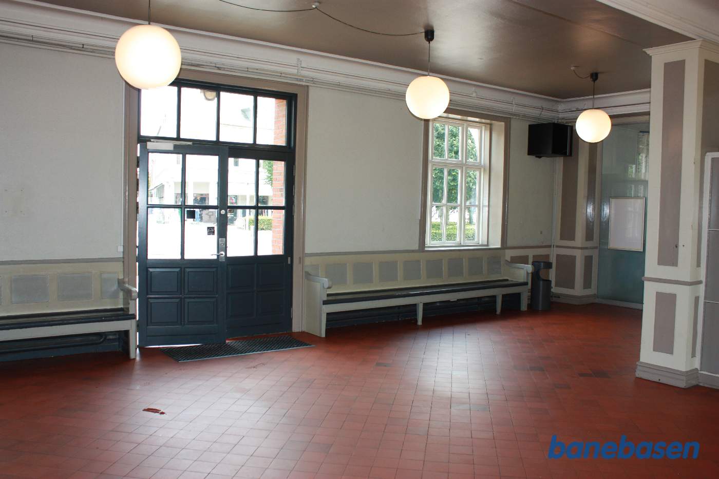 Ventesalen, pænt istandsat set ud mod vejen