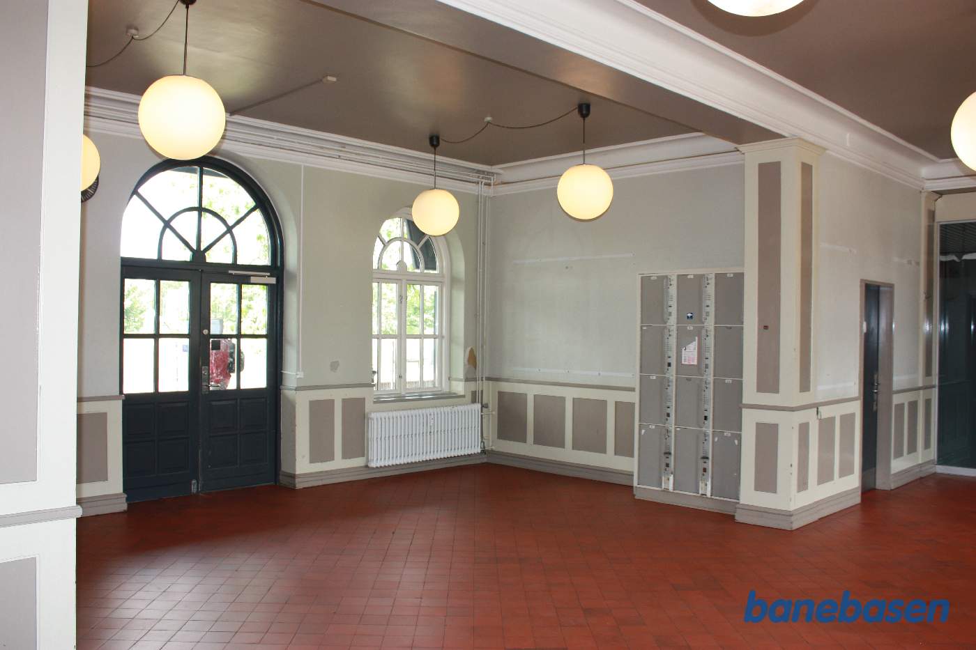 Ventesalen, pænt istandsat, set ud mod perronerne Ventesalen, pænt istandsat, set ud mod perronerne