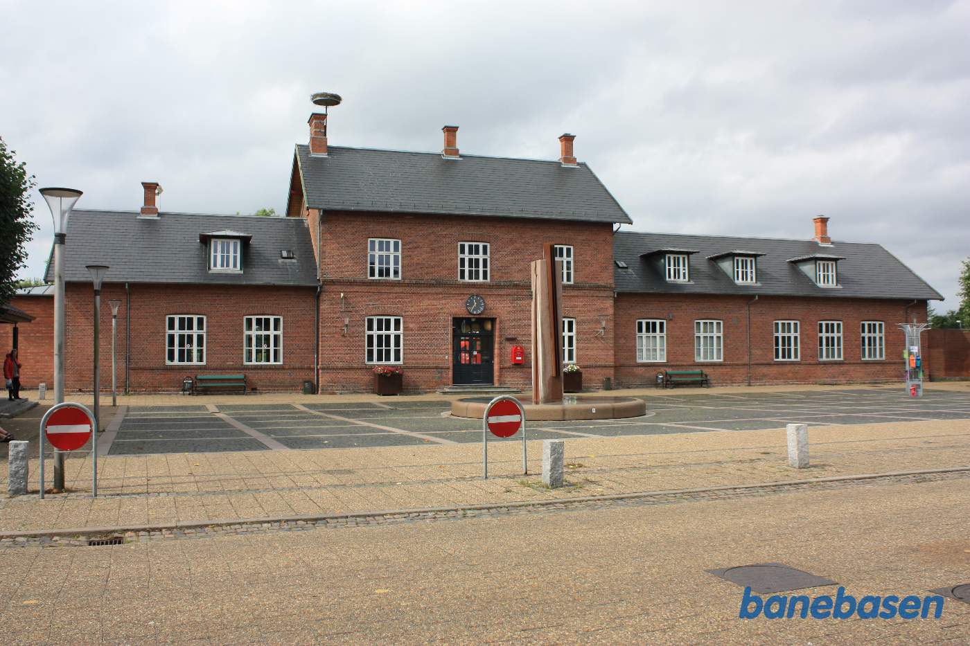 Stationsbygningen set fra vejen