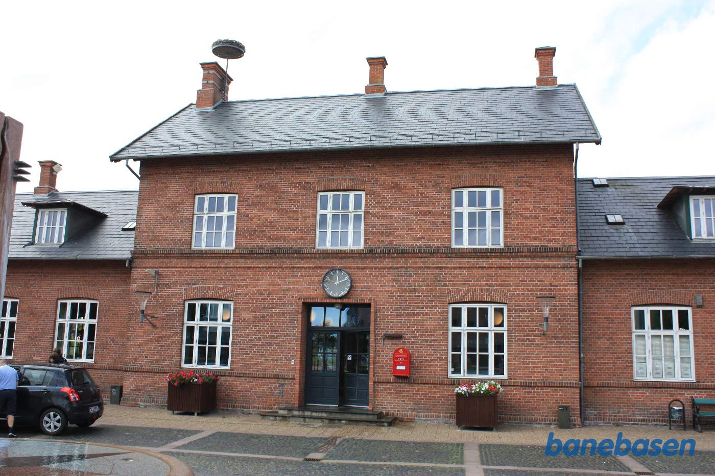 Stationsbygningen set fra vejen