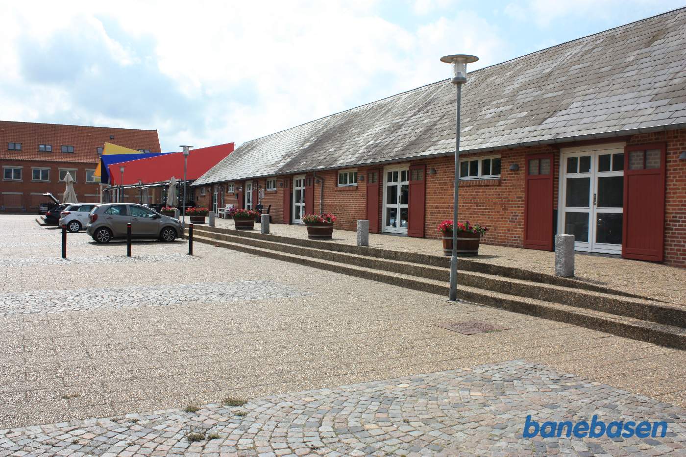 De gamle pakhuse set fra vejen De gamle pakhuse set fra vejen