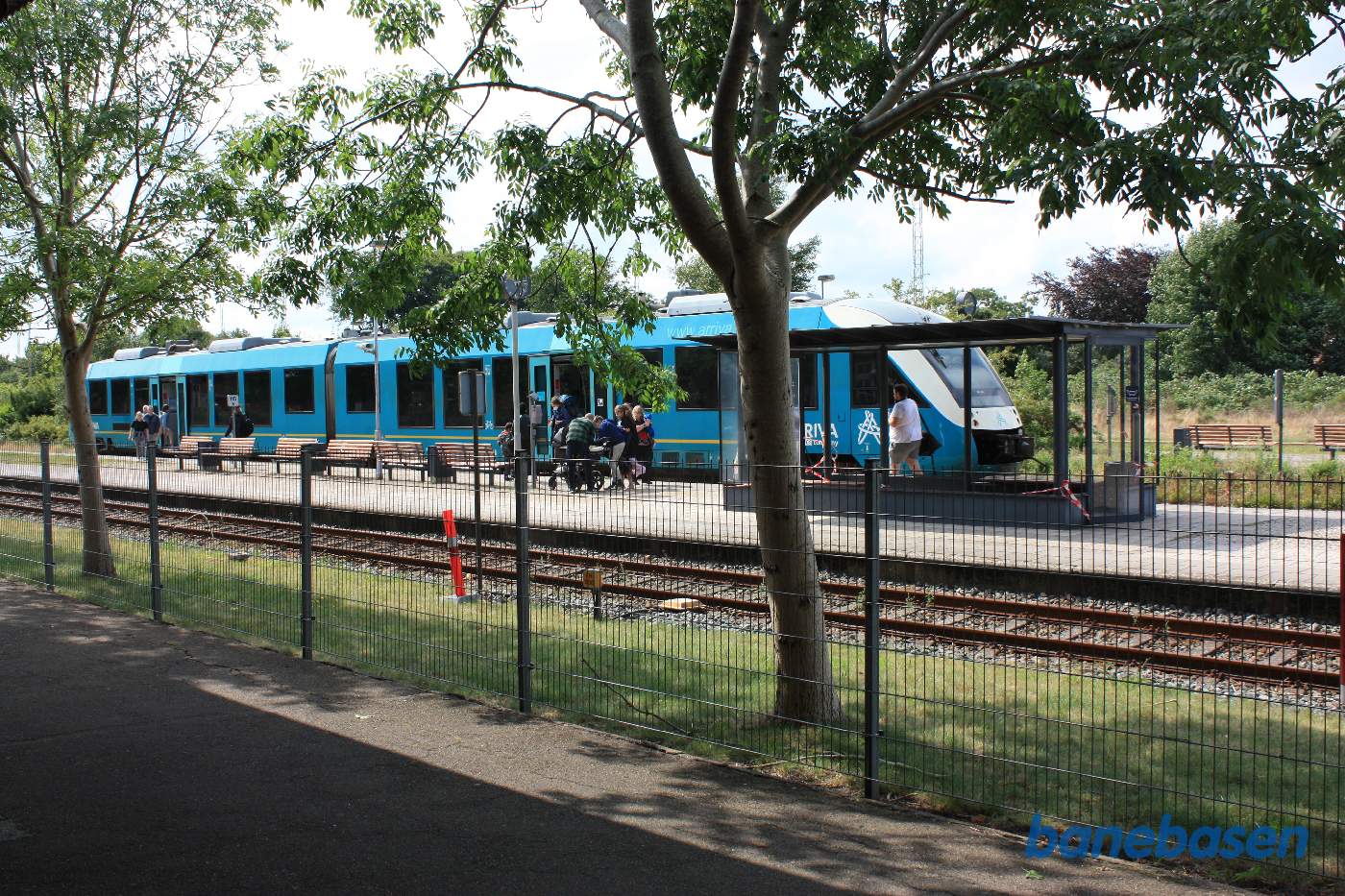 Et blåt Arriva tog til Aarhus H ved perron Et blåt Arriva tog til Aarhus H ved perron