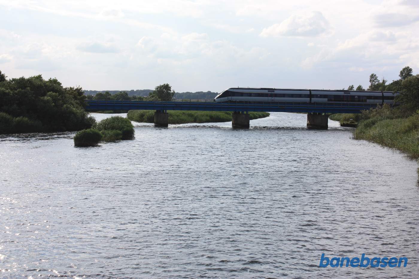 DSB tog på vej over Gudenåen, set fra Grenåbanens bro DSB tog på vej over Gudenåen, set fra Grenåbanens bro