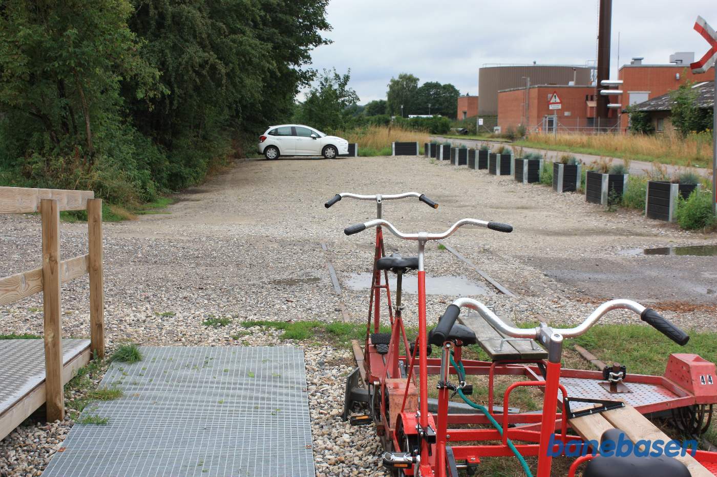 Her ender banen i en parkeringsplads, vi ser i retning mod Randers Her ender banen i en parkeringsplads, vi ser i retning mod Randers