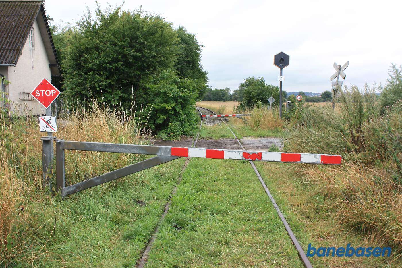 Vi er stoppet lige efter overkørsel 12, hvor det oprindelige Romalt trinbræt i sin tid lå, inde til højre efter overkørslen, vi kigger mod Randers Vi er stoppet lige efter overkørsel 12, hvor det oprindelige Romalt trinbræt i sin tid lå, inde til højre efter overkørslen, vi kigger mod Randers