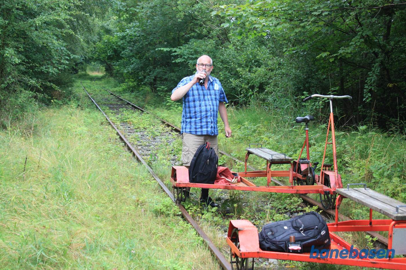 Efter flere kilometers skinnecykling skal der brændstof på rugbrødsmotoren