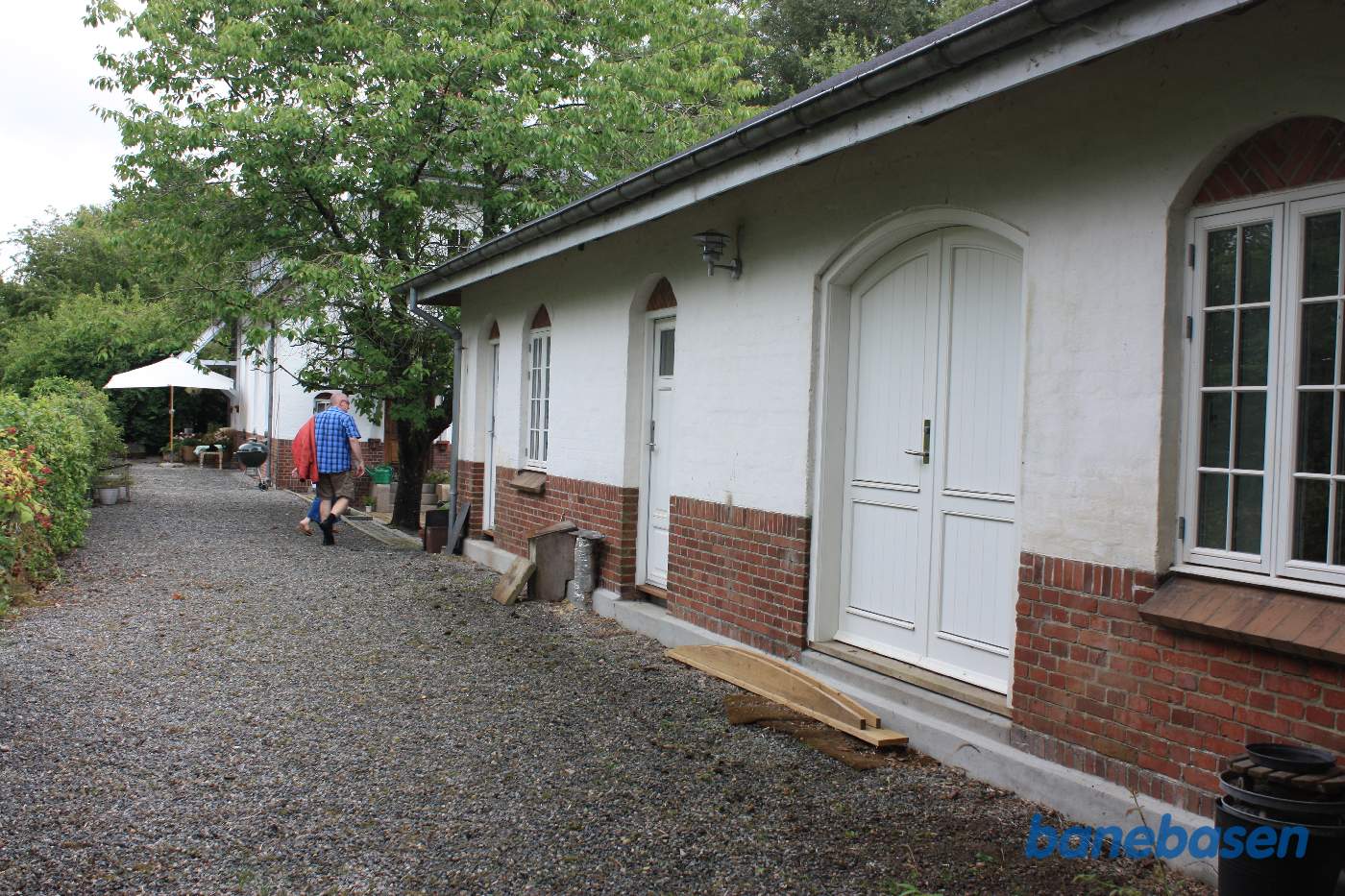 Vi er på perronen med varehuset til højre og derefter stationsbygningen