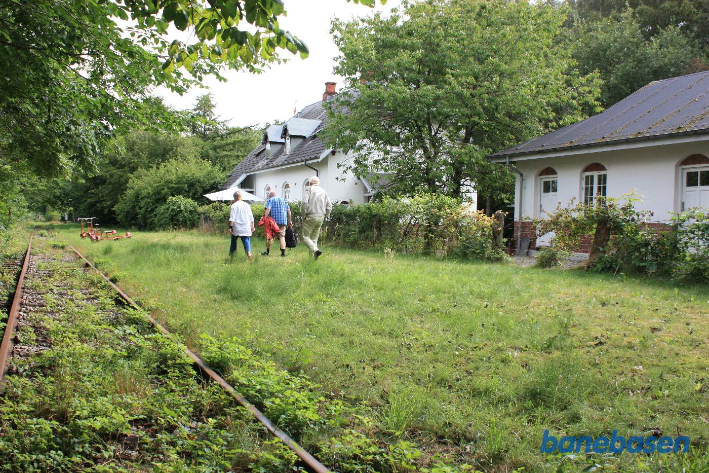 Skinnecyklerne fint parkeret på perronen, men vi skal videre