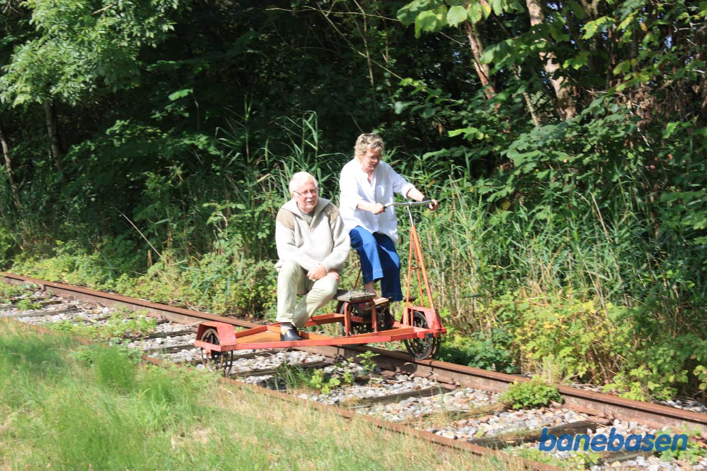 Ægteparret på stationen skulle da lige prøve hvor skønt det er at køre på skinnecykel