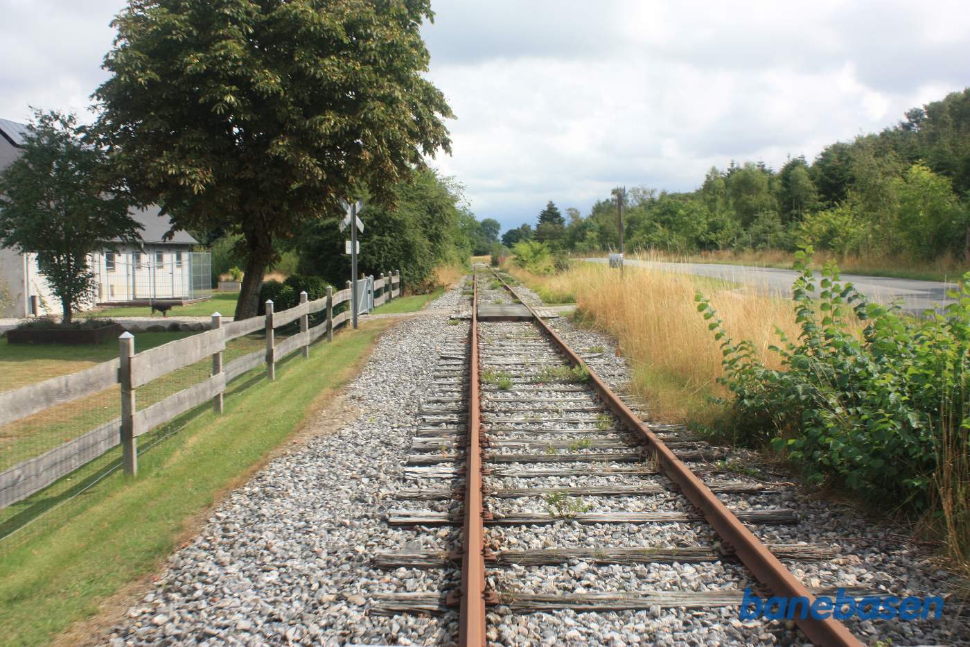 Vi kører langs Kærvej og passerer her en stor gård inde til venstre