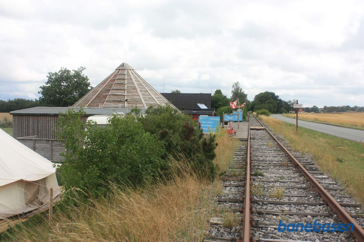 Vi kører langs Kærvej med Randers Fjord Camping inde til venstre Vi kører langs Kærvej med Randers Fjord Camping inde til venstre