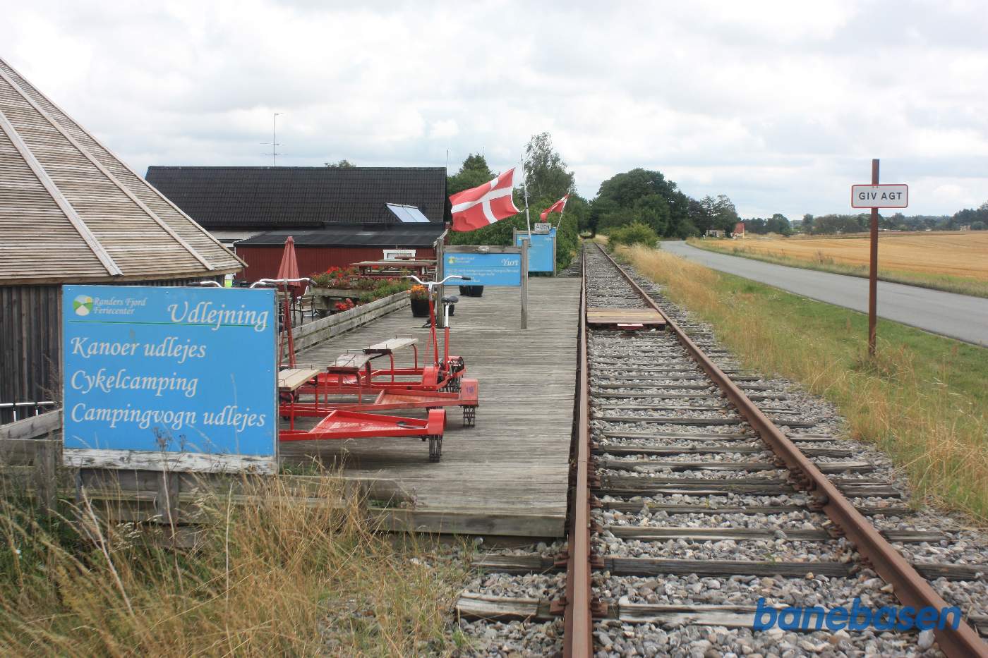 Vi kører langs Kærvej med Randers Fjord Camping inde til venstre med fin perron
