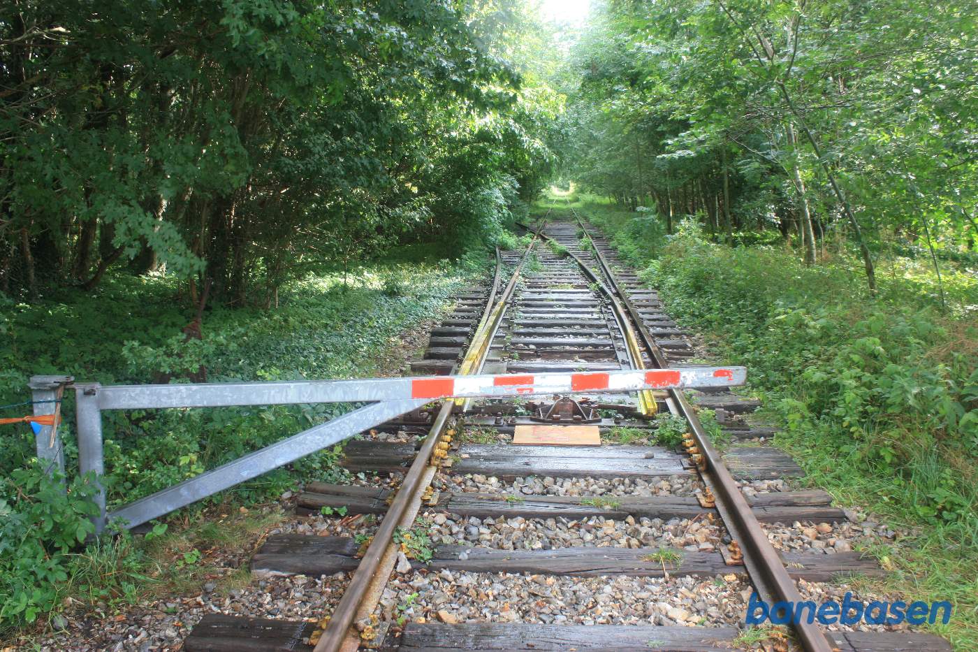 Efter at have krydset en markvej, er der her advarsel om risiko for afsporing med skinnecyklen i sporskiftet til sidesporet