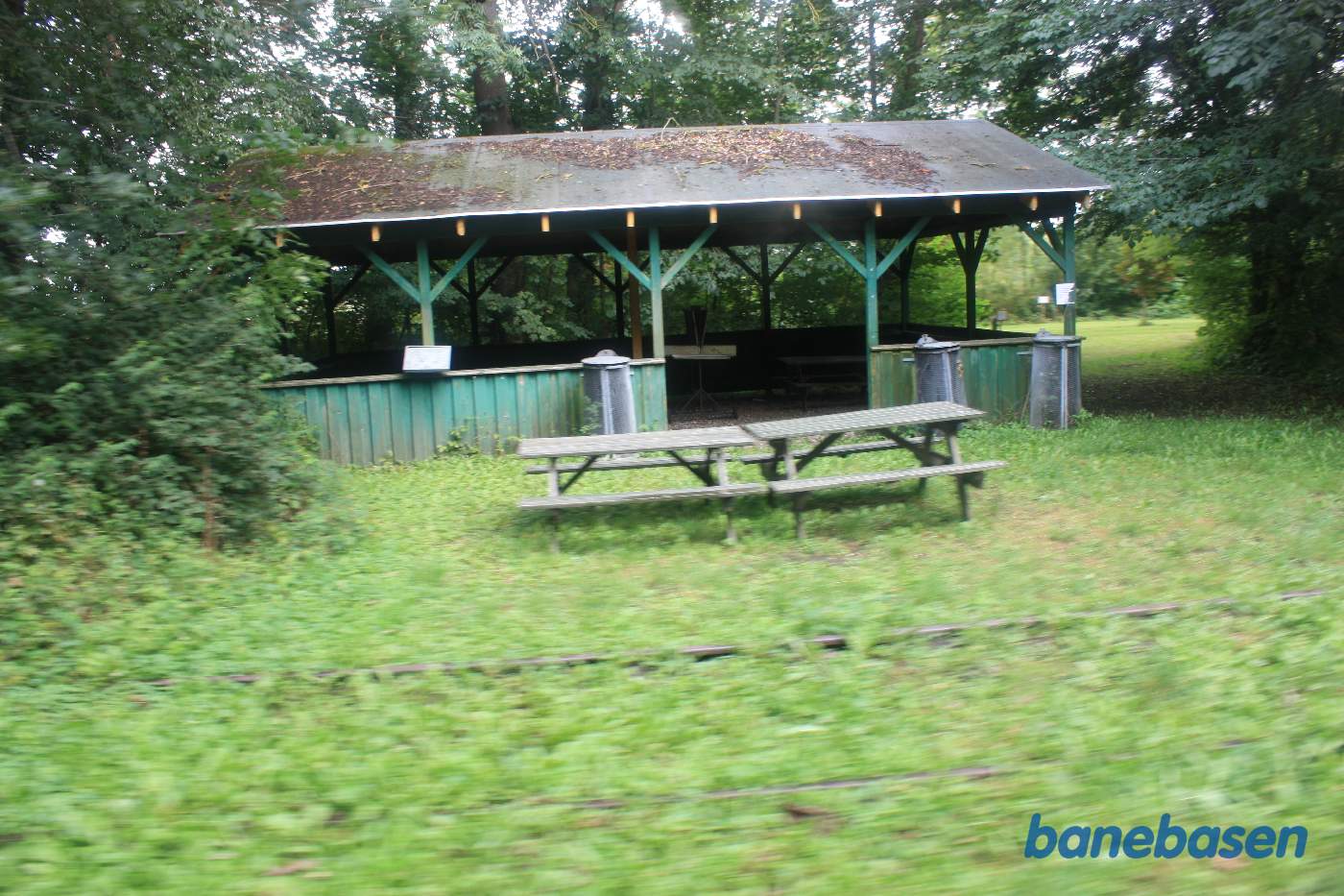 For turisterne er der opført et læskur, sidesporet ses nede i ukrudtet For turisterne er der opført et læskur, sidesporet ses nede i ukrudtet