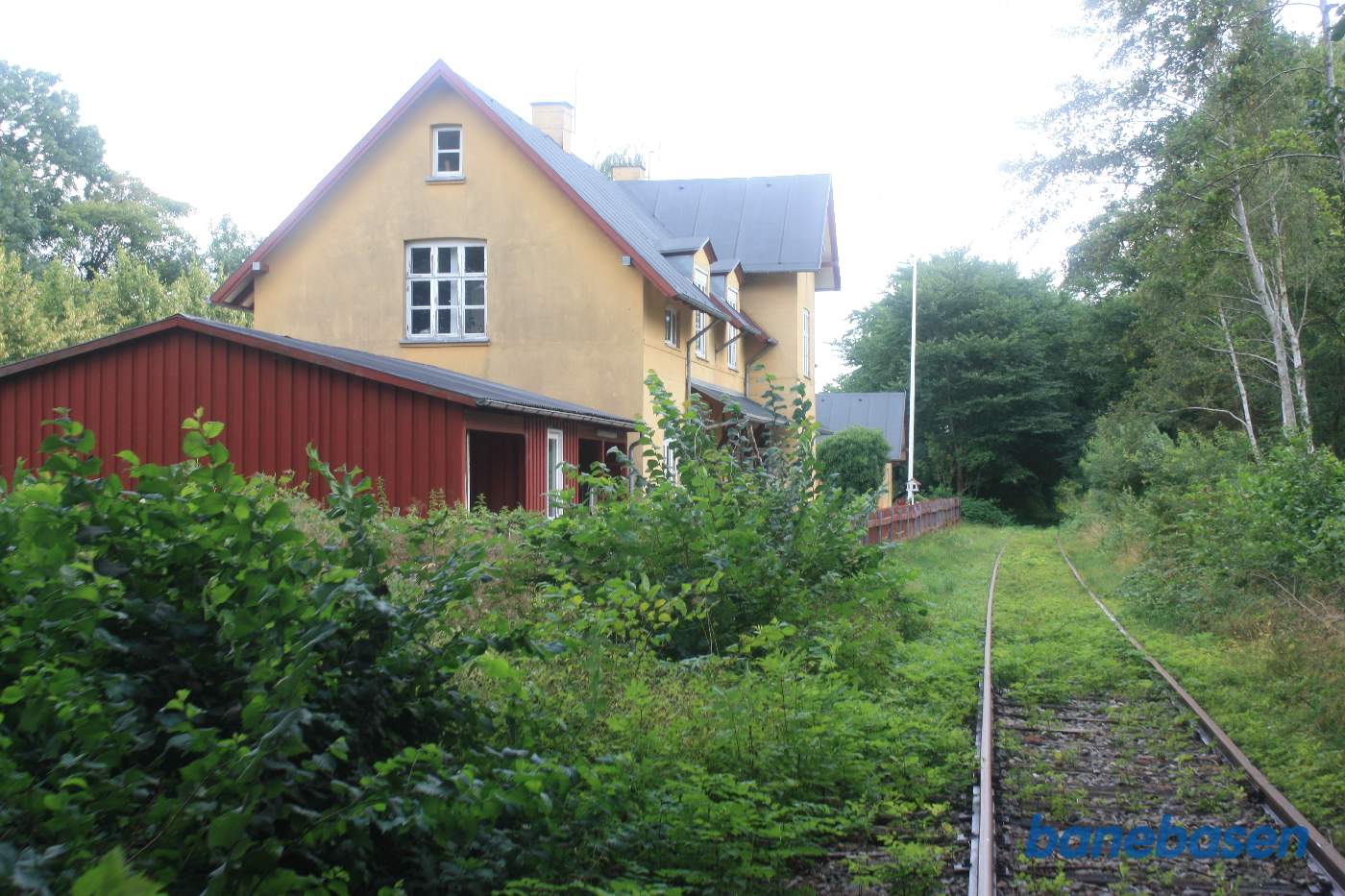 Stationsbygningen ses inde til venstre Stationsbygningen ses inde til venstre