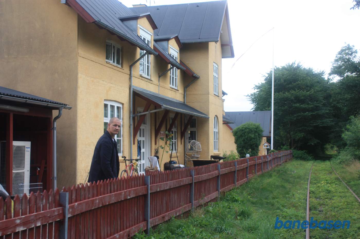 Ejeren af stationen kigger på de forbi kørende