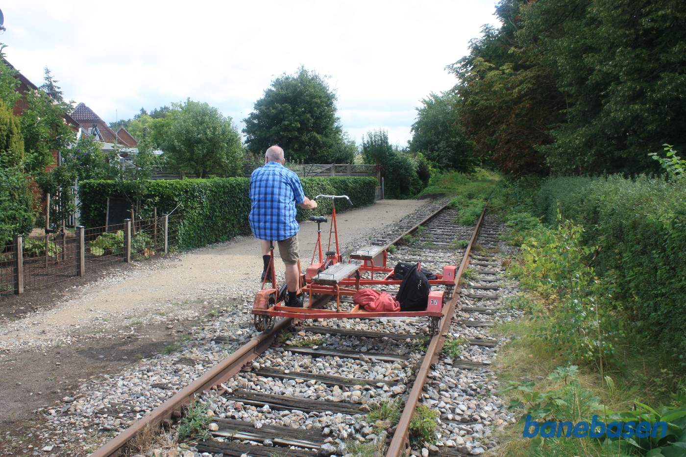 Vi har netop passeret overkørslen ved Bygaden Vi har netop passeret overkørslen ved Bygaden