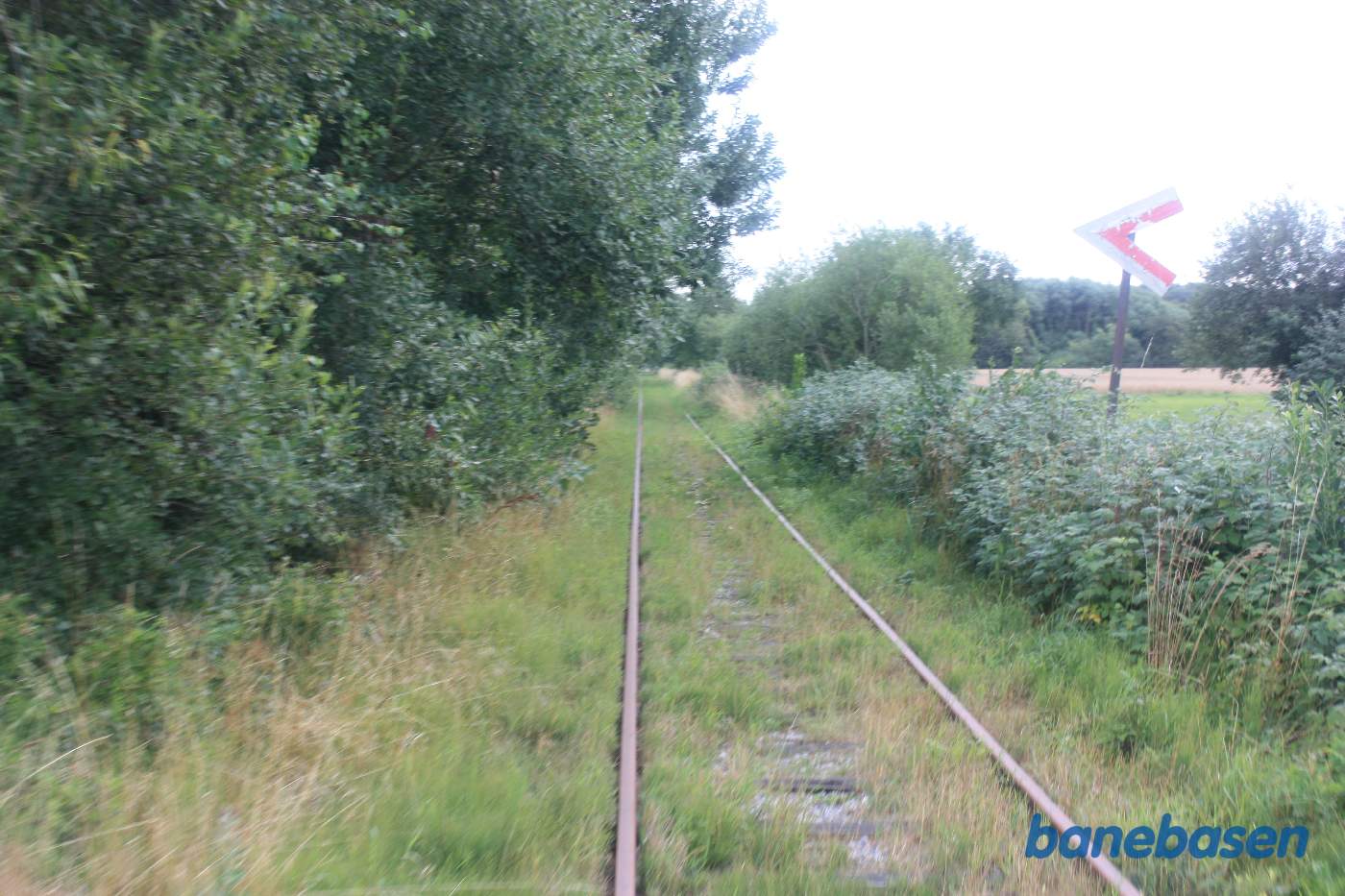 Vi nærmer os overkørslen ved Vandbækvej, pilmærket for overkørslen ses til højre Vi nærmer os overkørslen ved Vandbækvej, pilmærket for overkørslen ses til højre