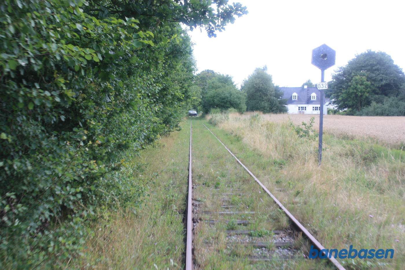 Vi nærmer os overkørslen ved Vandbækvej, kontrollyset for overkørslen ses til højre