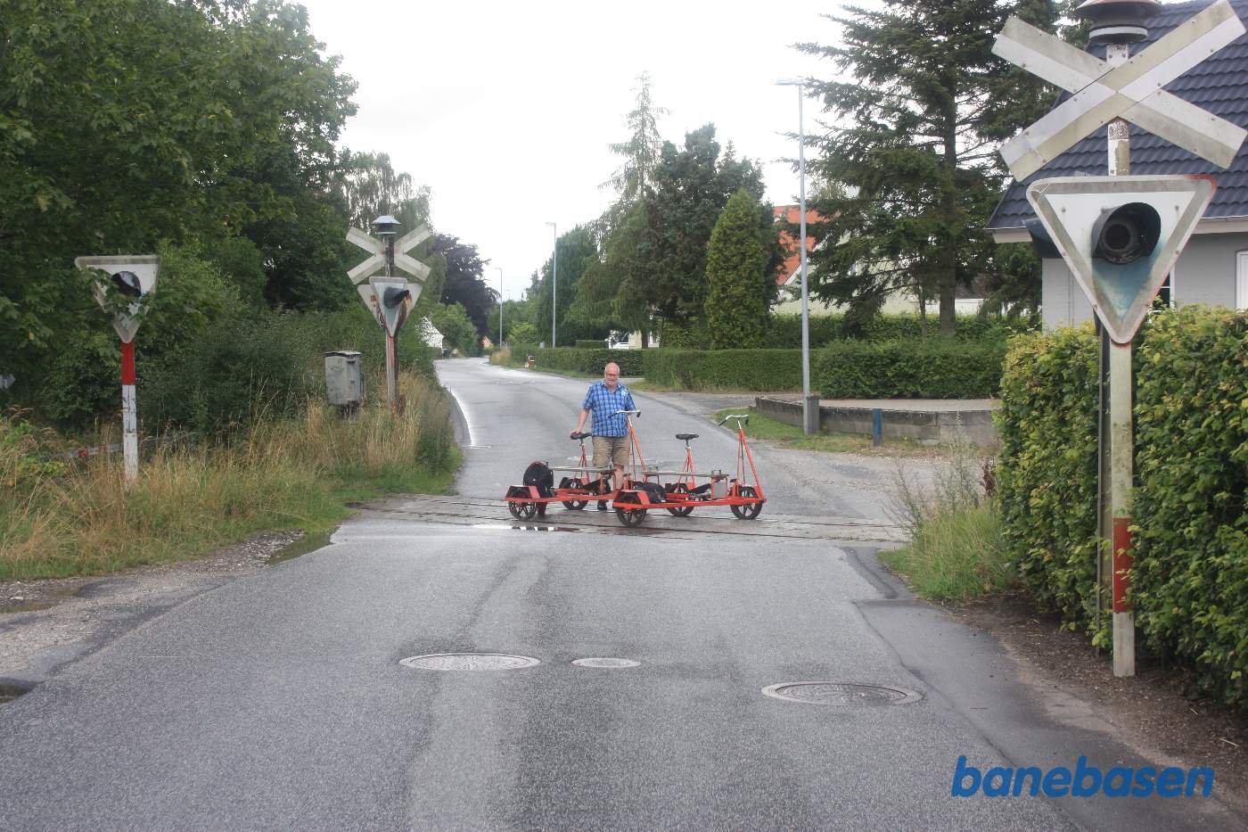 Vi er stoppet på Vandbækvej, Allingåbro mod højre