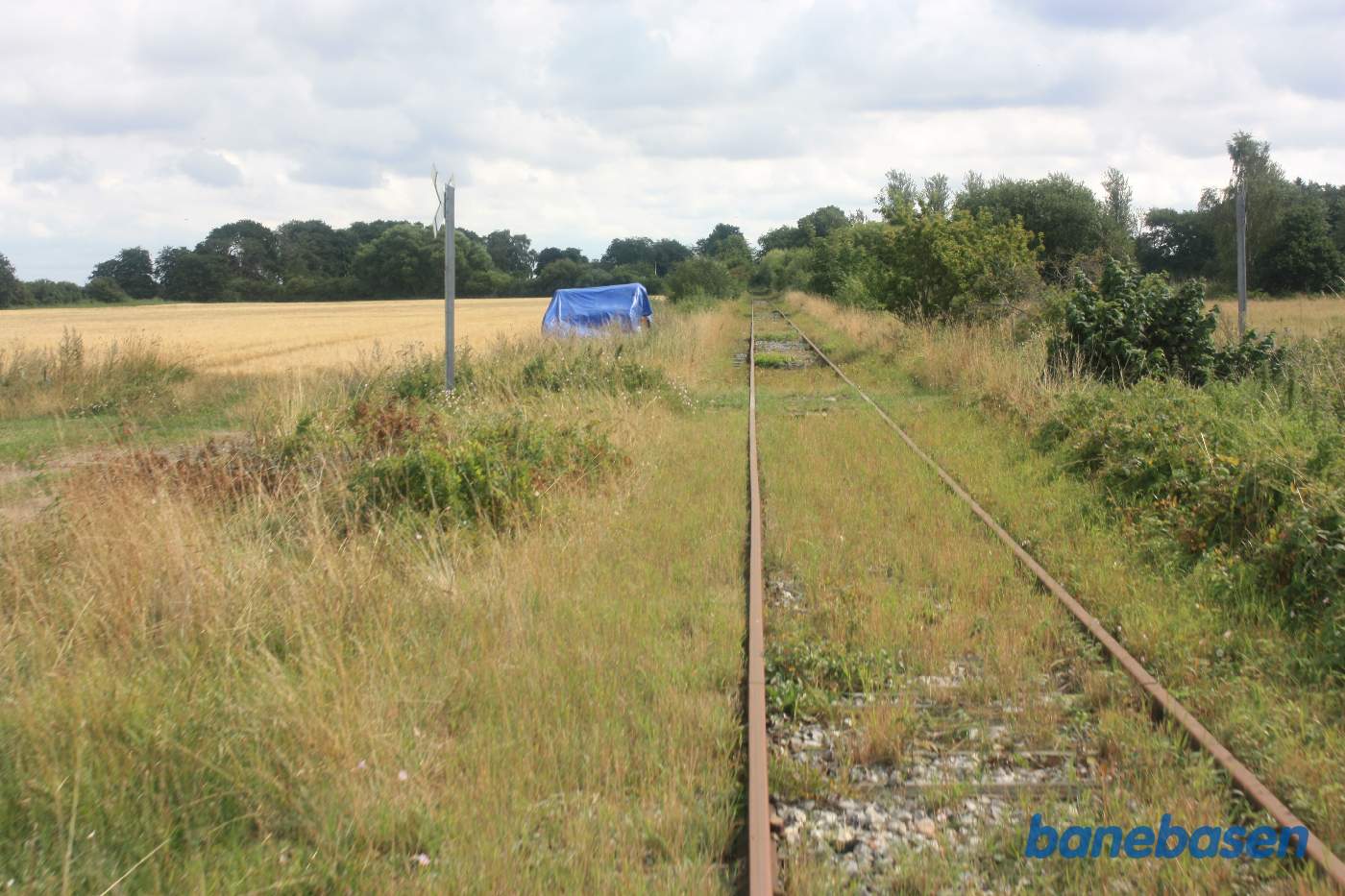 Banen fortsætter ud over markerne