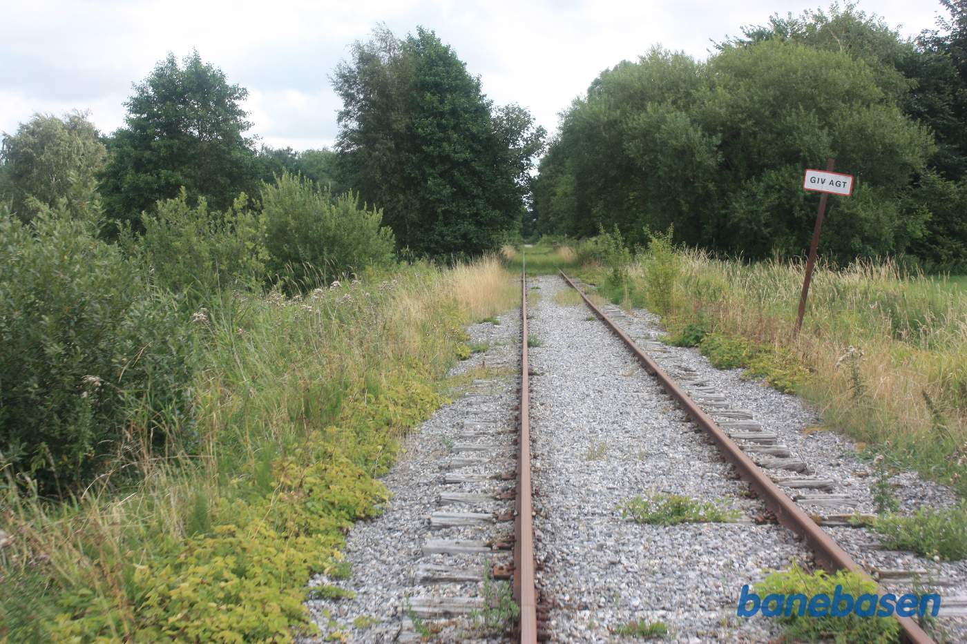 Et "Giv Agt" skilt markerer ubevogtet overkørsel, Grundvej, længere fremme