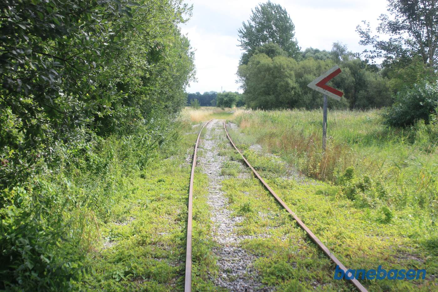 Vi nærmer os overkørslen ved Nordkystvejen, pilmærket for overkørslen ses til højre