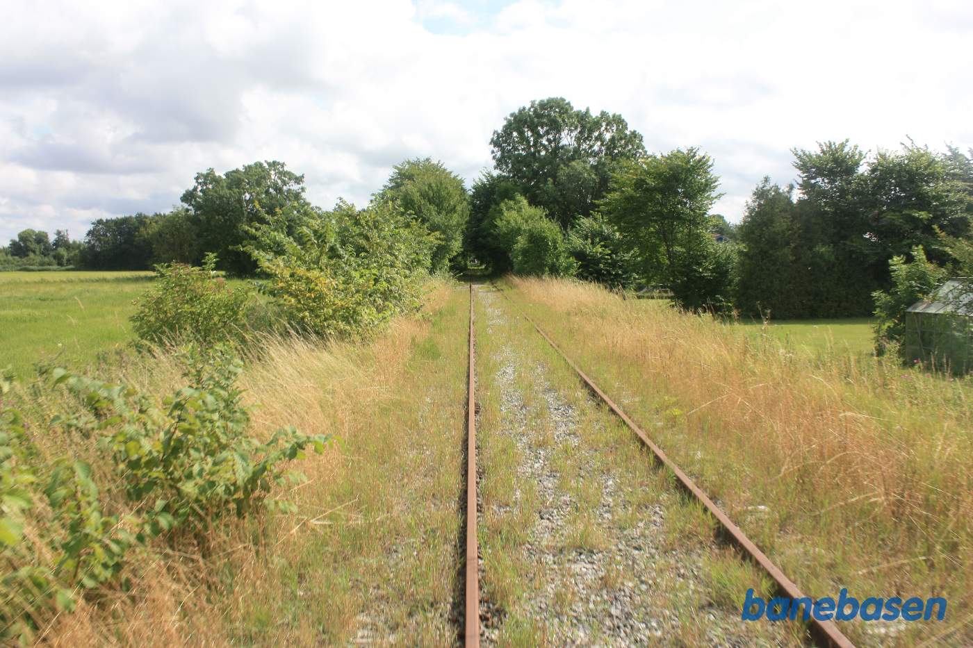 Vi har netop passeret Nordkystvejen, og kan ude i det fjerne næsten se Allingåbro Vi har netop passeret Nordkystvejen, og kan ude i det fjerne næsten se Allingåbro