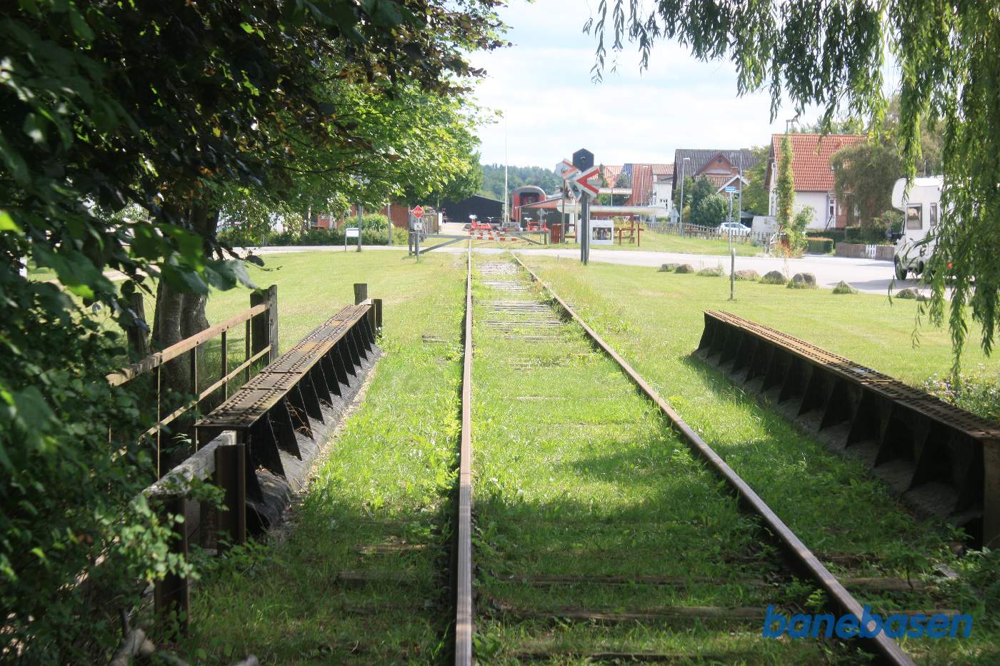 Broen over åen lige foran og stationen på den anden side af Rougsøvej