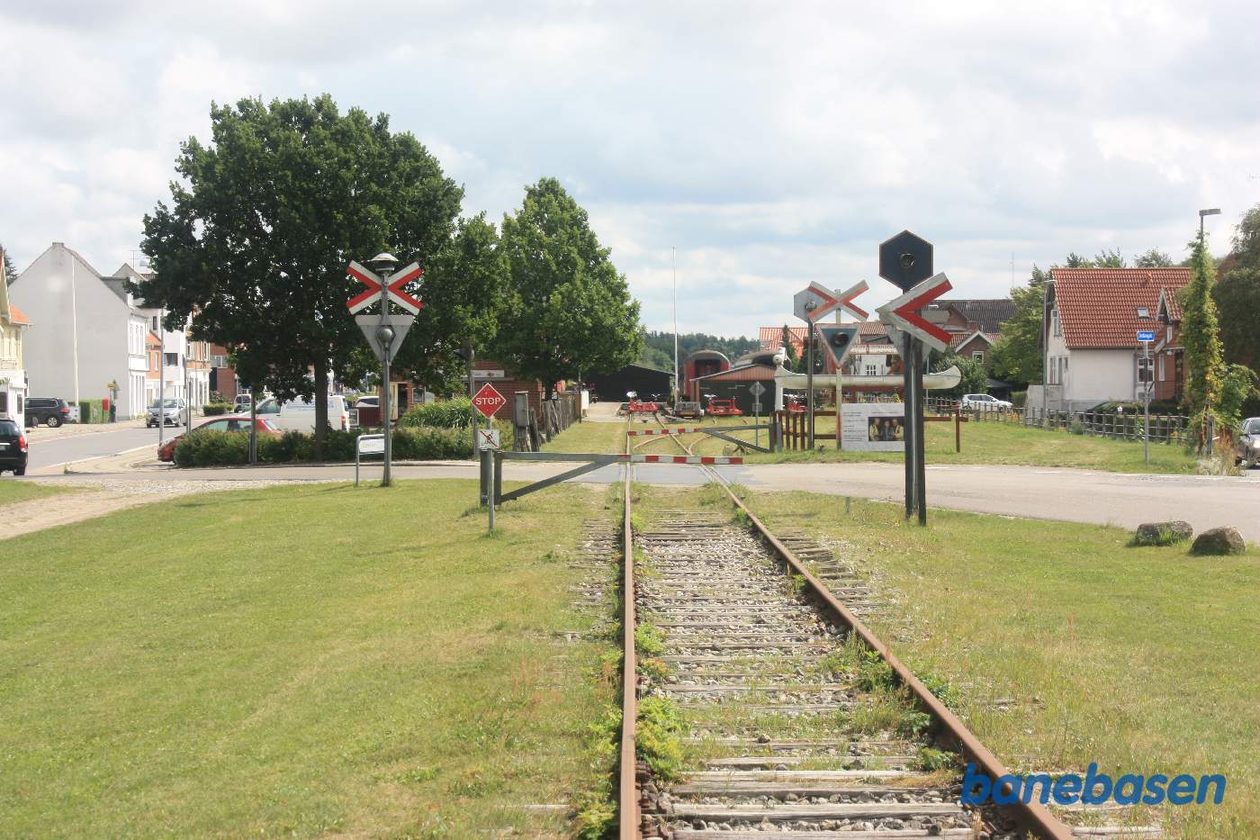 Vi holder lige foran overkørslen af Rougsøvej med stationen på den anden side af vejen