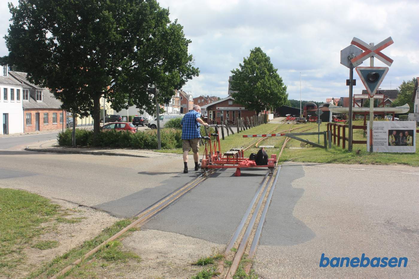 De 2 skinnecykler bliver skubbet over Rougsøvej