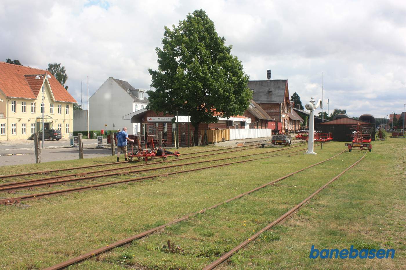 De 2 skinnecykler bliver skubbet ind på stationen