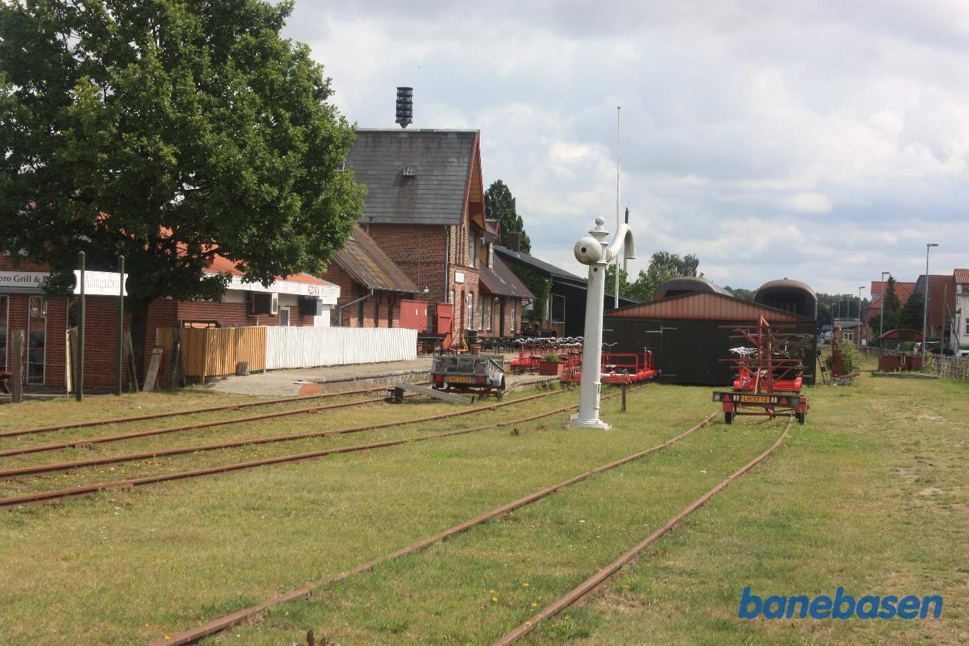 Stationsbygningen set fra spor arealet