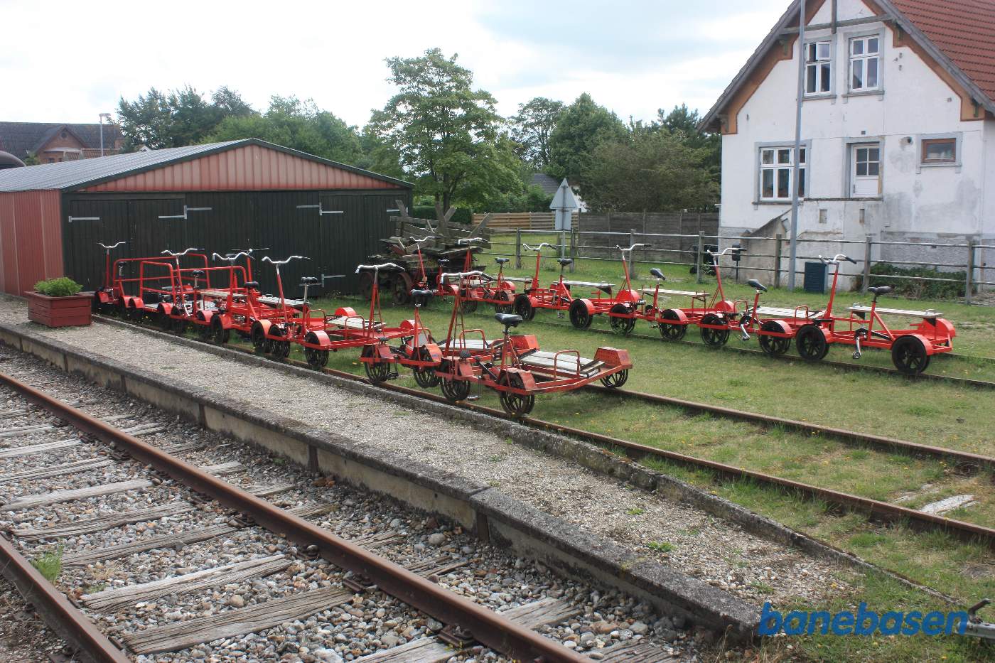 Arealet med mange skinnecykler og cykelskuret set fra perronen